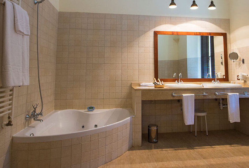 Baño grande con bañera hidromasaje en Hotel Cortijo Santa Cruz en Badajoz